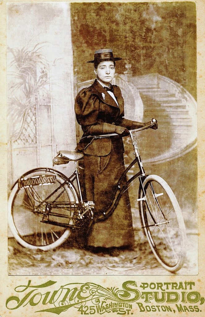 annie londonderry - femme et cyclotourisme - femmes et vélo - cyclotourisme - premier tour du monde à vélo - tour du monde féminin - voyage à vélo - la cyclonomade